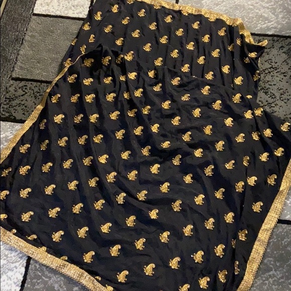 Beautiful dupatta/cover-up - Picture 3 of 4